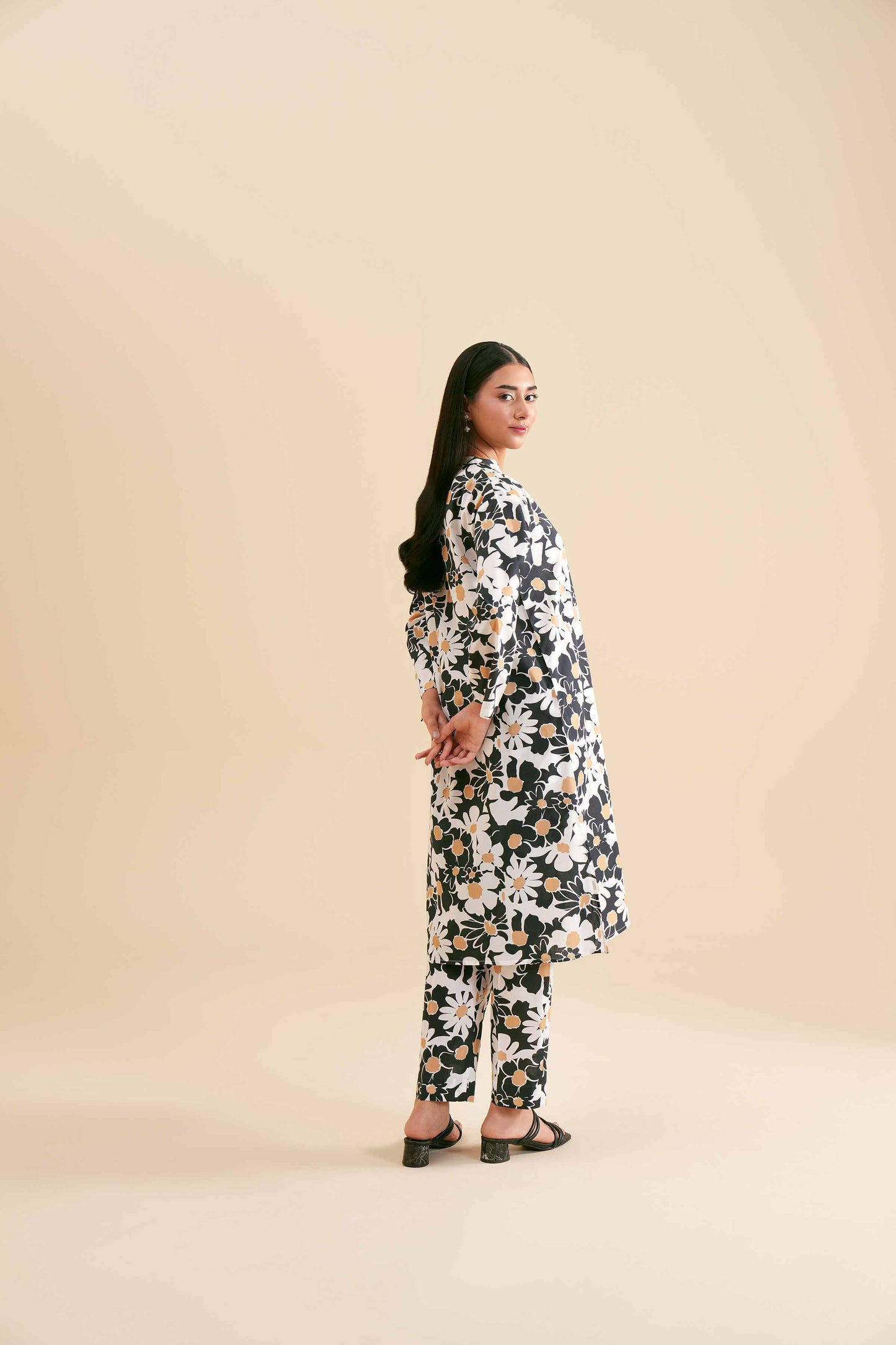 Monochrome Daisy Bloom Print Kurta & Pant Co-ord