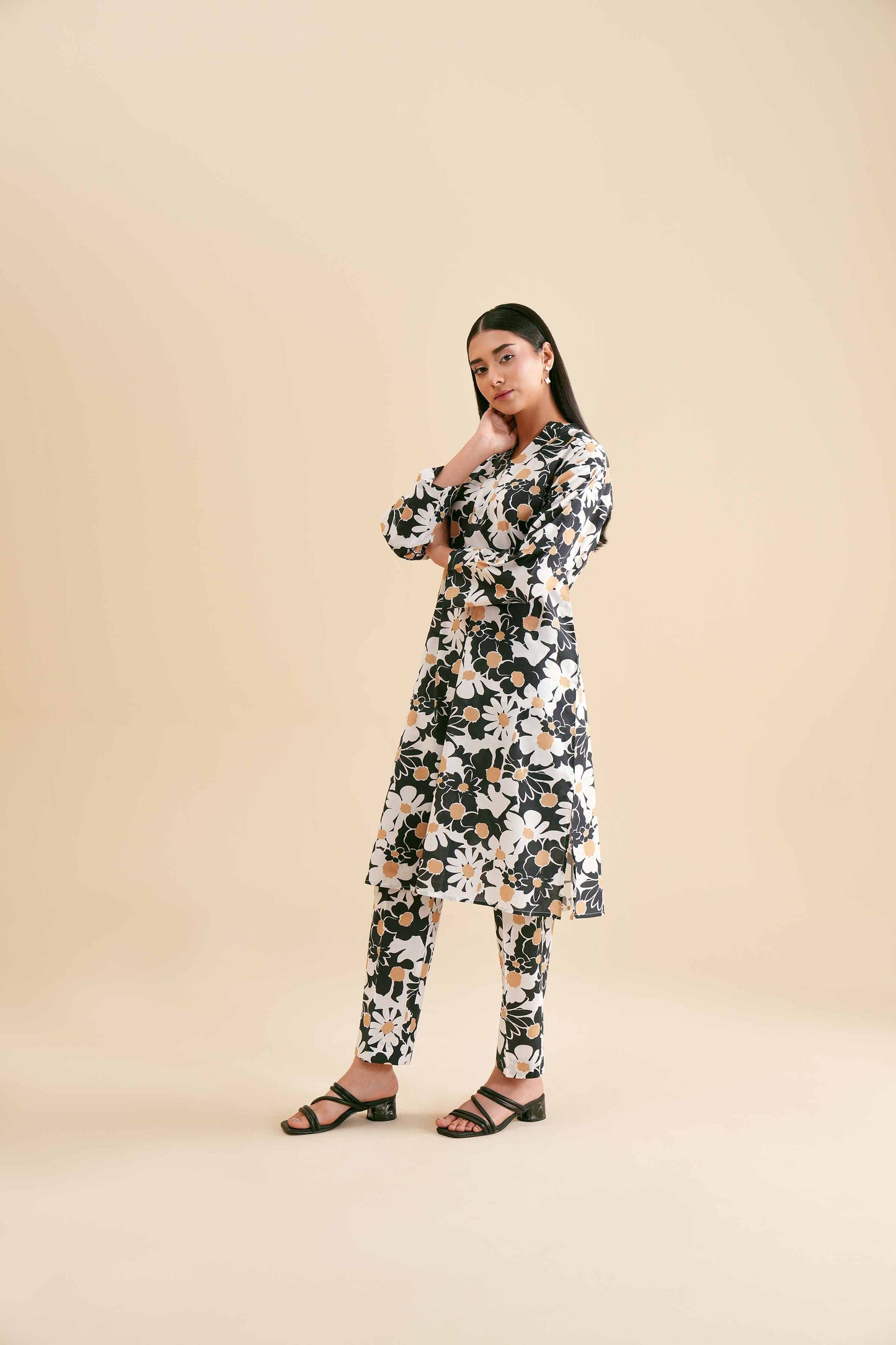 Monochrome Daisy Bloom Print Kurta & Pant Co-ord