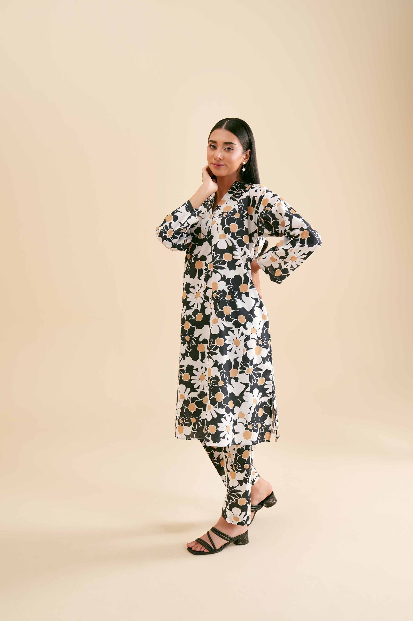 Monochrome Daisy Bloom Print Kurta & Pant Co-ord