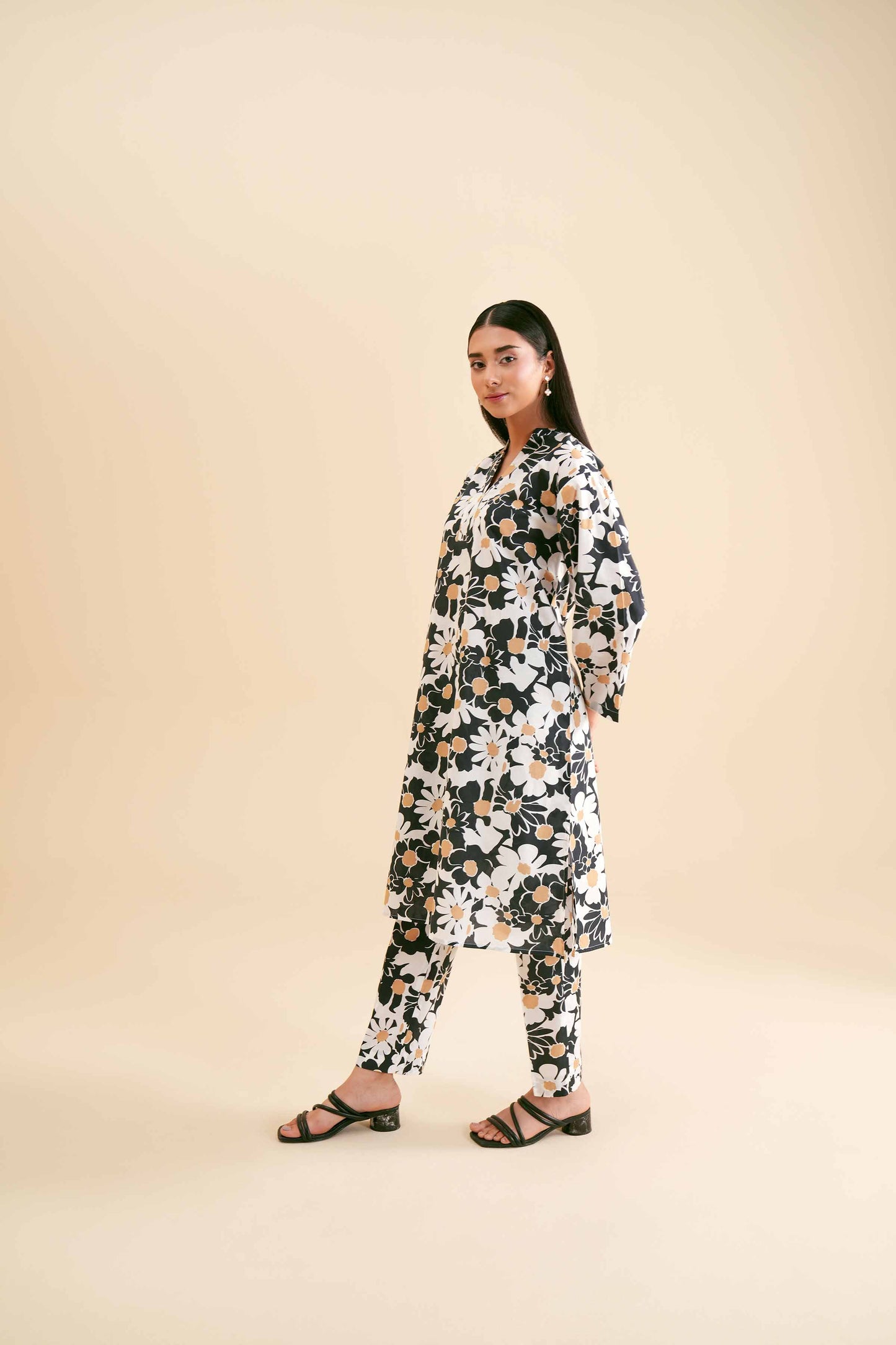 Monochrome Daisy Bloom Print Kurta & Pant Co-ord